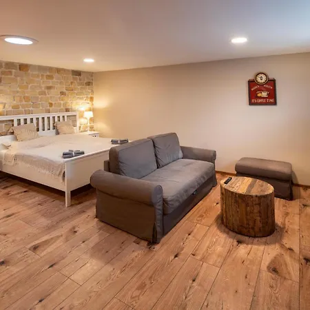 Flat - Sleeps 3 - Parking - Wifi * Hostivice