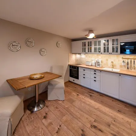 Flat - Sleeps 3 - Parking - Wifi Hostivice
