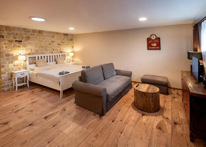 Flat - Sleeps 3 - Parking - Wifi * Hostivice